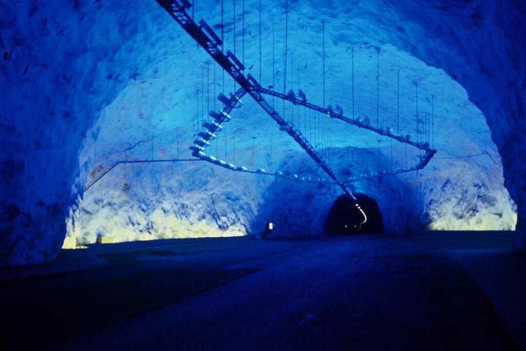 Effets de lumière bleue, interview de l’architecte et concepteur lumière Erik Selmer – Tunnel de Laerdal, entre Bergen et Oslo, Norvège – Conception lumière et Photo © Erik Selmer