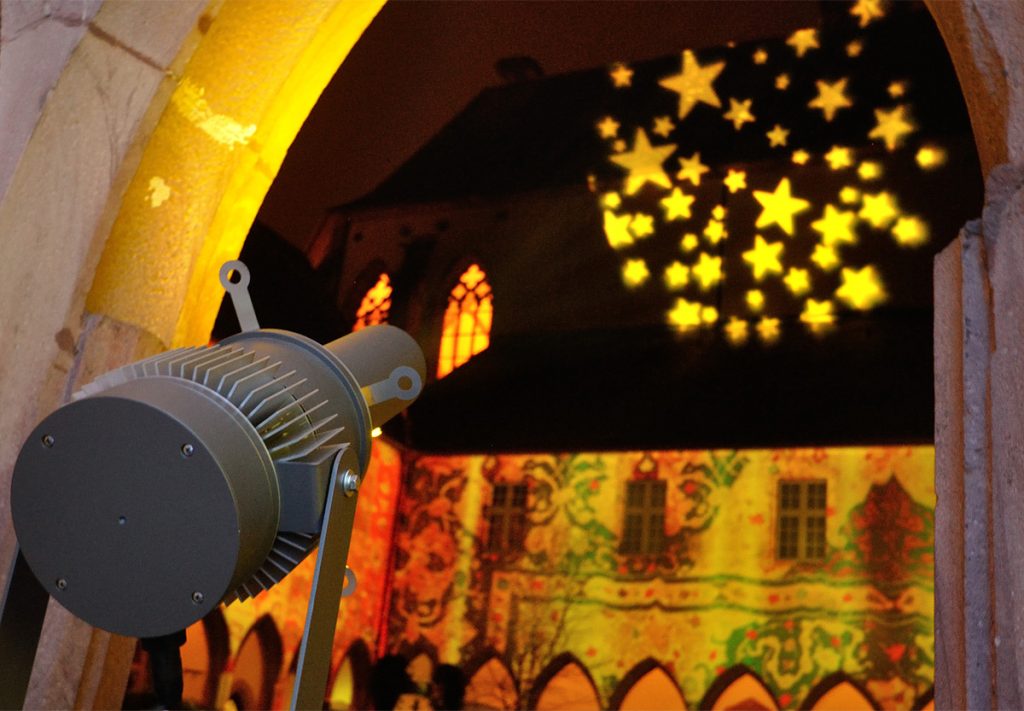 Exemple de rédaction de texte pour une entreprise eclairage - CL-PROFILE-LED projection de gobo etoiles sur les toitures des Dominicains de Haute Alsace